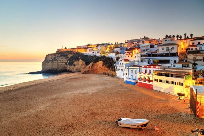 Stay in Algarve: Corveiro,Thick sea cliffs and white homes stacked facing the water