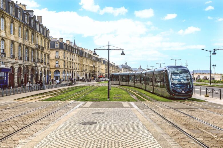 Gare Saint-Jean, great for nightlife and budget-friendly hotels