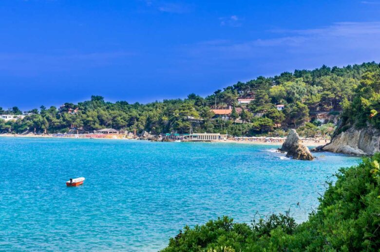 Lassi, a tourist hotspot where to stay in Kefalonia for all ages
