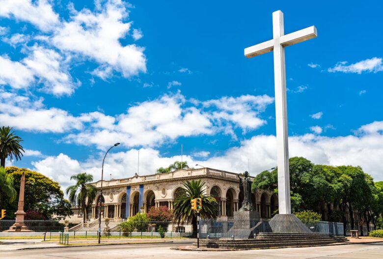 Tres Cruces, best for budget travelers and transport connections